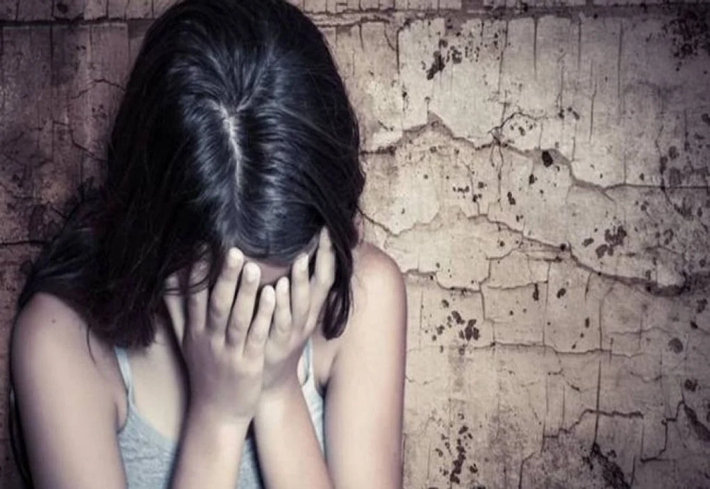 Νέο περιστατικό ενδοοικογενειακής βίας στη Ρόδο: Δικογραφία εις βάρος 48χρονης μητέρας