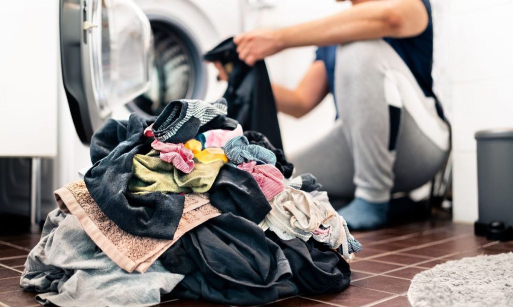 Θα σας «λύσουν» τα χέρια: Συμβουλές για μειώσετε τυχόν δερματικούς ερεθισμούς από το πλύσιμο των ρούχων στο πλυντήριο