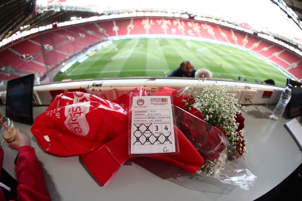 Η ΠΑΕ Ολυμπιακός τίμησε τη μνήμη του Λάζαρου Λασκαρίδη – Άφησε κενή τη θέση του στα δημοσιογραφικά στο Φάληρο
