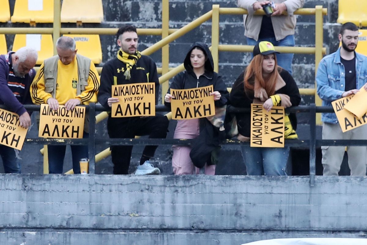 Φίλαθλοι του Άρη ζητούν δικαιοσύνη για τον Άλκη Καμπανό (φωτό)