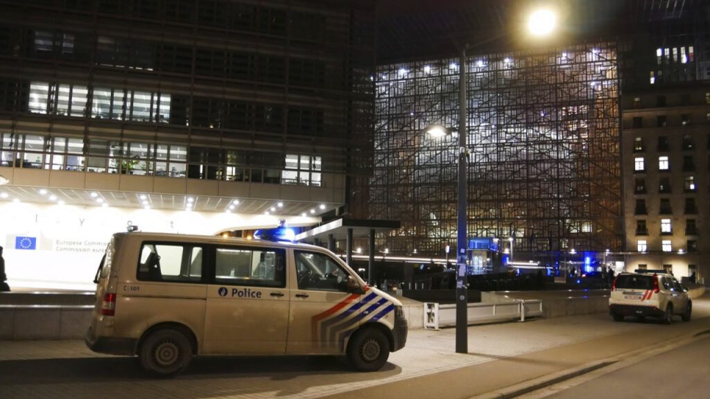 Βέλγιο: Οδηγός στην Αμβέρσα πέταξε από τα παράθυρα του αυτοκινήτου δεκάδες χιλιάδες ευρώ