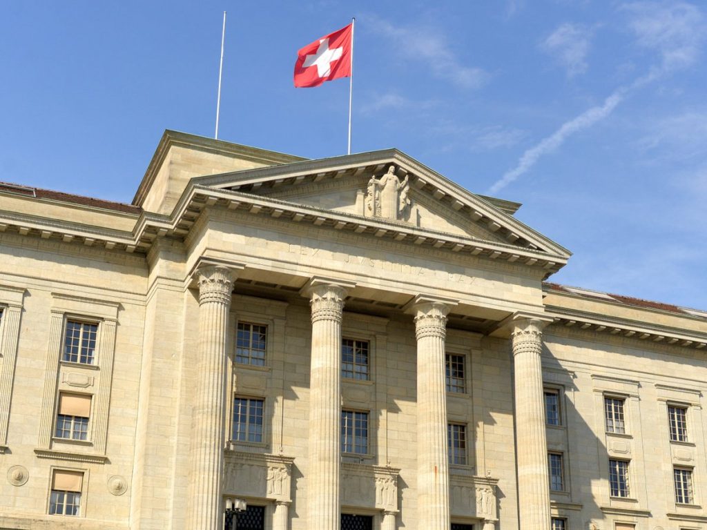 Ελβετία: Άνδρας αυτοπυρπολήθηκε έξω από δικαστήριο της Λωζάνης – Μεταφέρθηκε στο νοσοκομείο με σοβαρά εγκαύματα