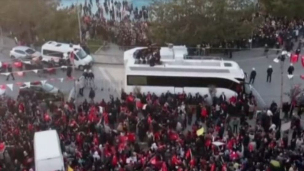 Τουρκία: Εννέα τραυματίες από πέτρες κατά τη διάρκεια ομιλίας του Ε.Ιμάμογλου