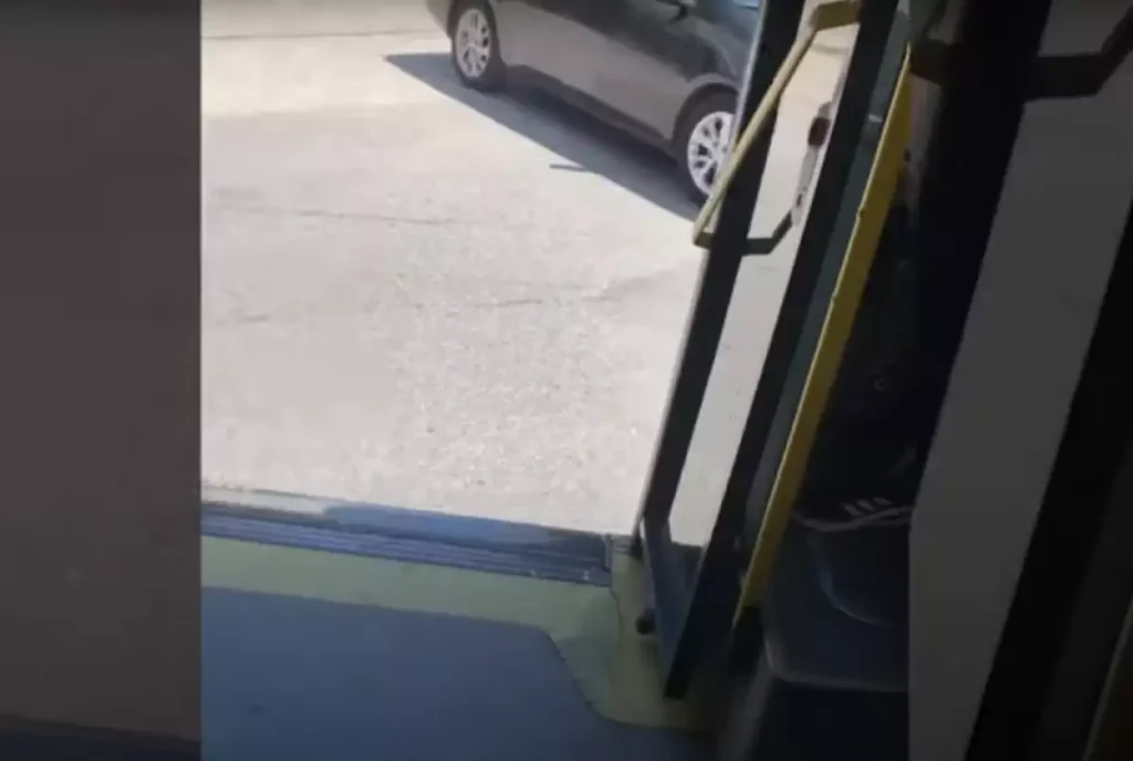 «Παρατημένα» τα ΜΜΕ: Λεωφορείο στο Χαϊδάρι κινείται με ανοιχτές τις πόρτες λόγω βλάβης