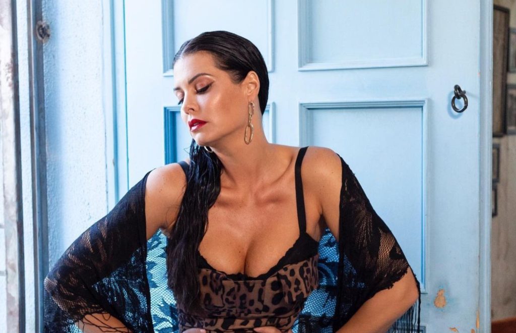 Μαρία Κορινθίου: Ποζάρει με εσώρουχα και το καλογυμνασμένο της κορμί «βγάζει μάτια» (φώτο)