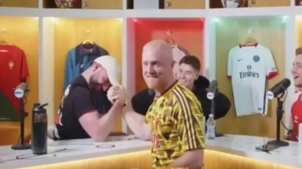 Η στιγμή που σταρ του TikTok σπάει το χέρι του σε μπρα ντε φερ σε ζωντανή μετάδοση (βίντεο)