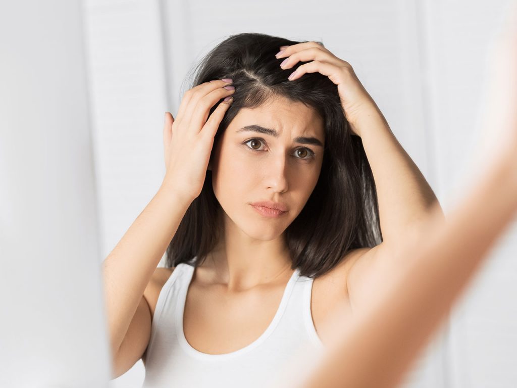 Τριχόπτωση: Πόσο φυσιολογικό είναι να «χάνετε» μαλλιά όταν θηλάζετε;