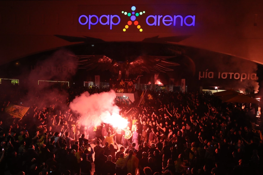 ΑΕΚ: Οπαδοί «ξεχύθηκαν» σε Νέα Φιλαδέλφεια και αεροδρόμιο για το πάρτι του τίτλου – Ξέφρενοι πανηγυρισμοί