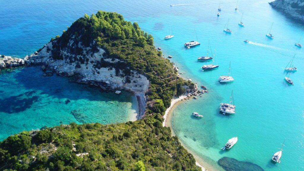 Παξοί: Το μικρό νησί του Ιουνίου με τα καταγάλανα νερά που μοιάζει με πίνακα ζωγραφικής
