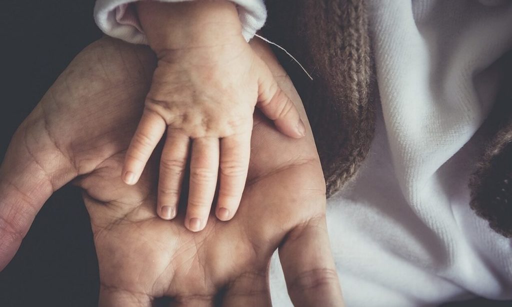 Νεκρό βρέφος 5,5 μηνών στην Άρτα: Συνελήφθη ο 37χρονος πατέρας – Δίωξη για ανθρωποκτονία από αμέλεια