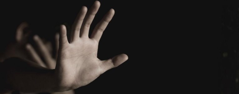 Υπόθεση ομαδικού βιασμού στον Τύρναβο: Δεν βρέθηκαν εμφανείς σωματικές κακώσεις στην 22χρονη