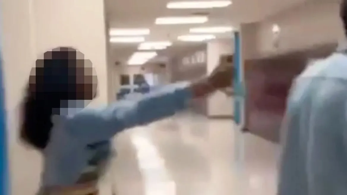 ΗΠΑ: Η στιγμή που μαθήτρια στο Τενεσί ρίχνει σπρέι πιπεριού σε καθηγητή που της πήρε το κινητό τηλέφωνο