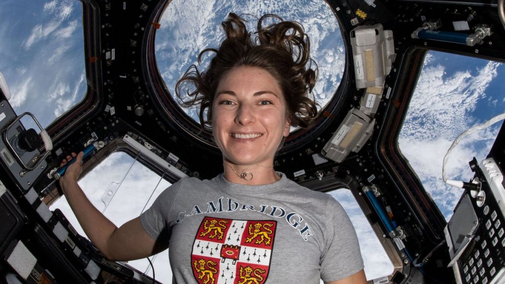Η αστροναύτης Κάιλα Μπάρον περιγράφει την… διαστημική της εμπειρία: Τι έτρωγε και πώς έλουζε τα μαλλιά της (βίντεο)