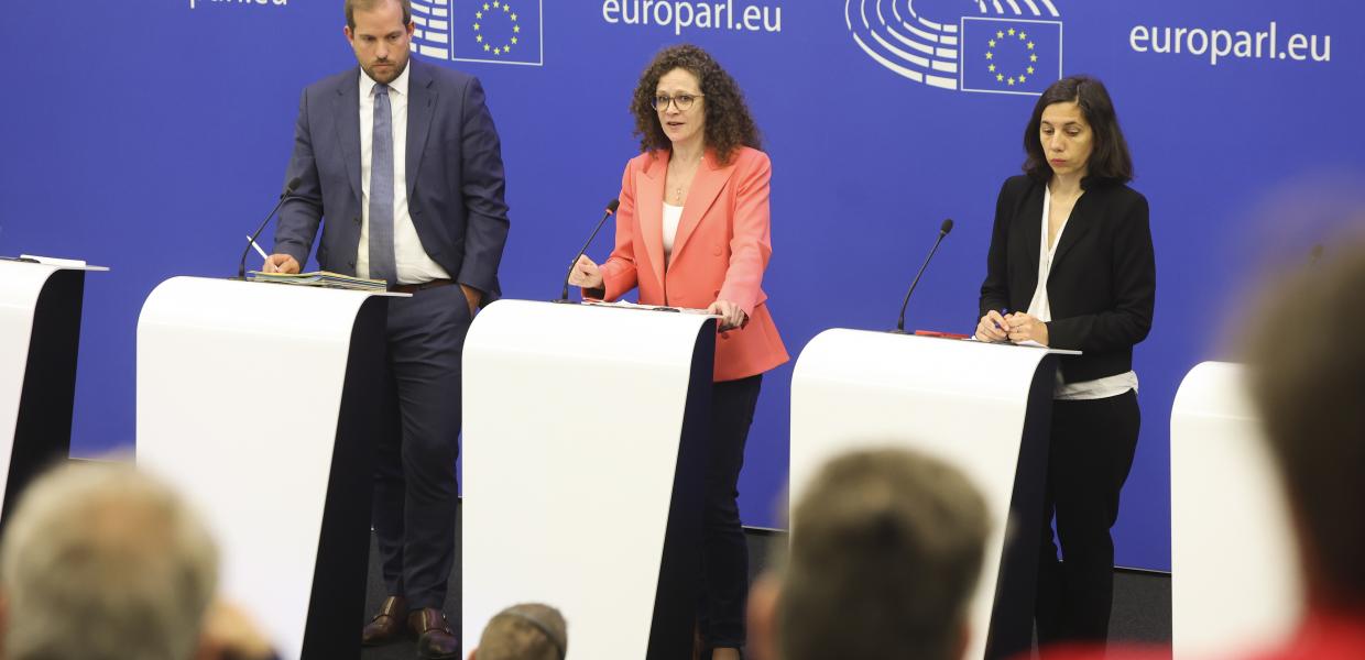 «Κεραυνοί» PEGA για υποκλοπές: «Υπάρχει λόγος που η ΕΥΠ μπήκε υπό τον πρωθυπουργό»