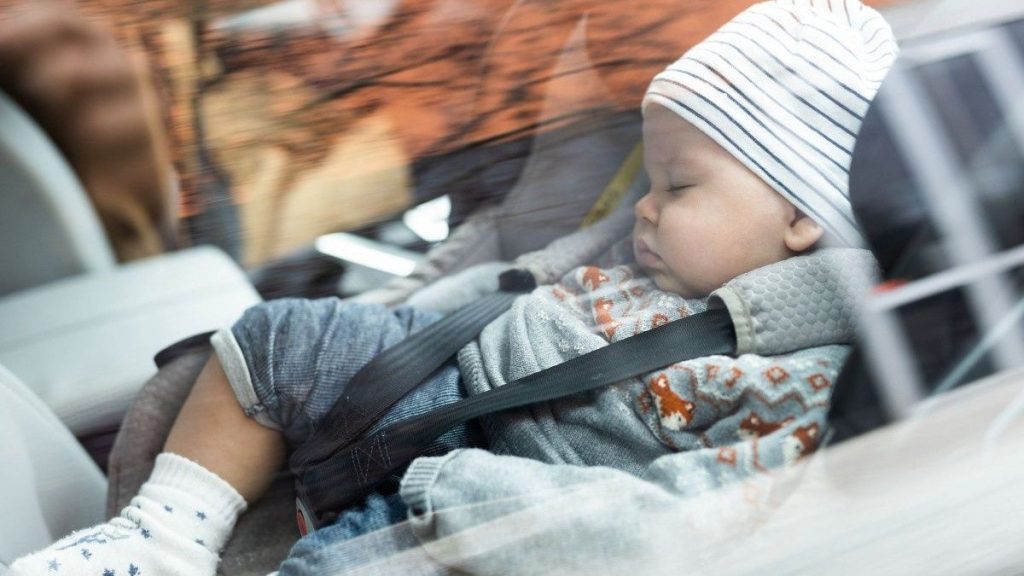 Τι είναι το σύνδρομο του ξεχασμένου μωρού; – Πώς μπορεί ένας γονιός να ξεχάσει το παιδί του στο αυτοκίνητο;