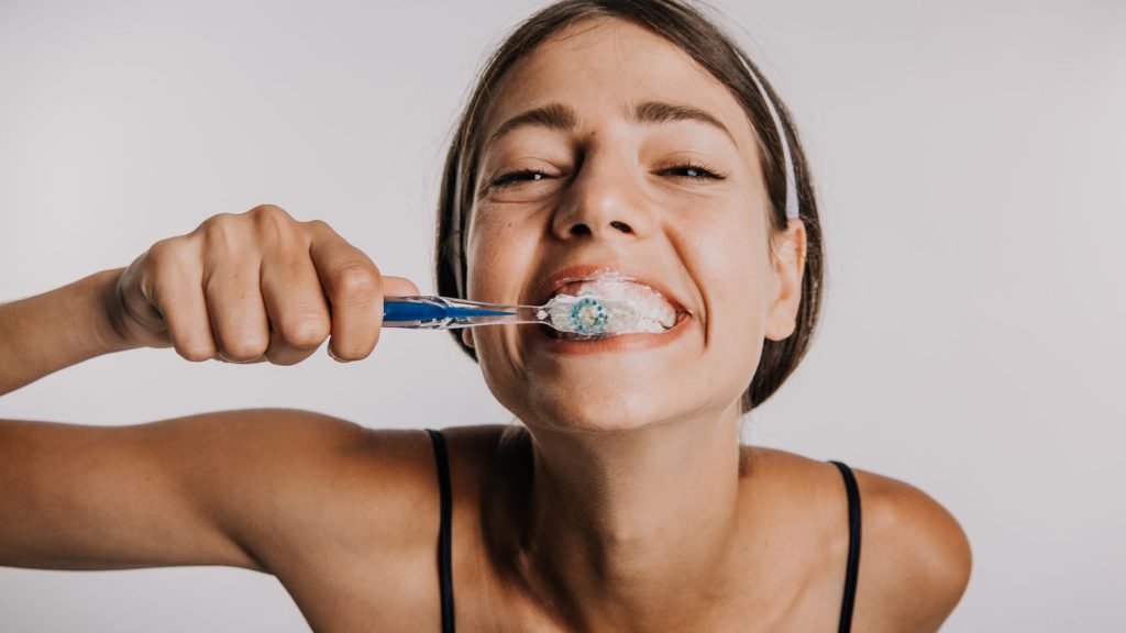 Νέα μελέτη: Δείτε ποια ώρα πρέπει να βουρτσίζετε τα δόντια σας για να ζήσετε περισσότερο