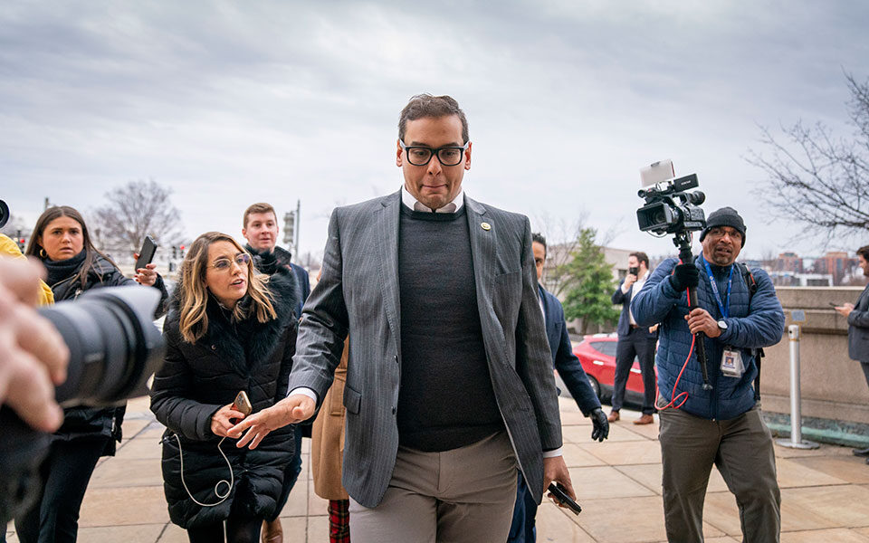 ΗΠΑ: Συνελήφθη ο Ρεπουμπλικανός βουλευτής Τζορτζ Σάντος – Αντιμέτωπος με 13 κατηγορίες