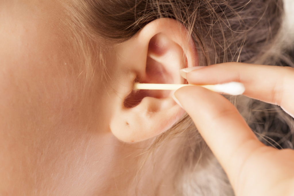 Οι κίνδυνοι από τη χρήση μπατονέτας – Δείτε πώς αλλιώς μπορείτε να καθαρίσετε τα αυτιά σας με ασφάλεια