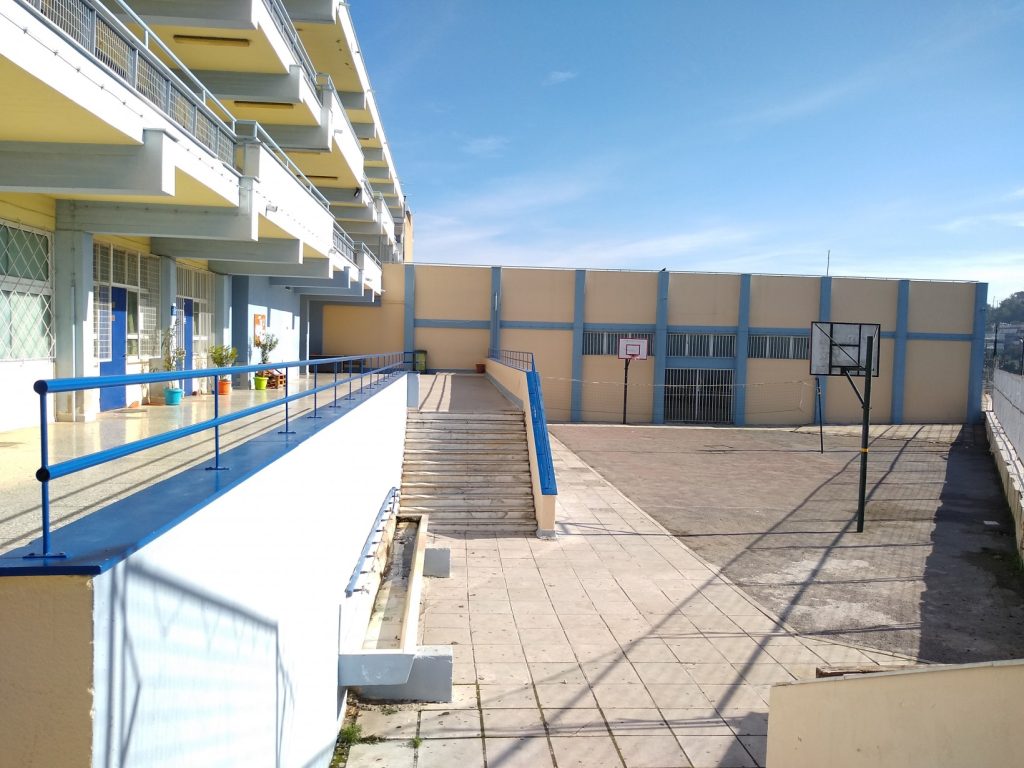 Χαλκίδα: Καθηγήτρια κατήγγειλε ότι τρεις νεαροί την πυροβόλησαν με αεροβόλο έξω από το σχολείο που διδάσκει