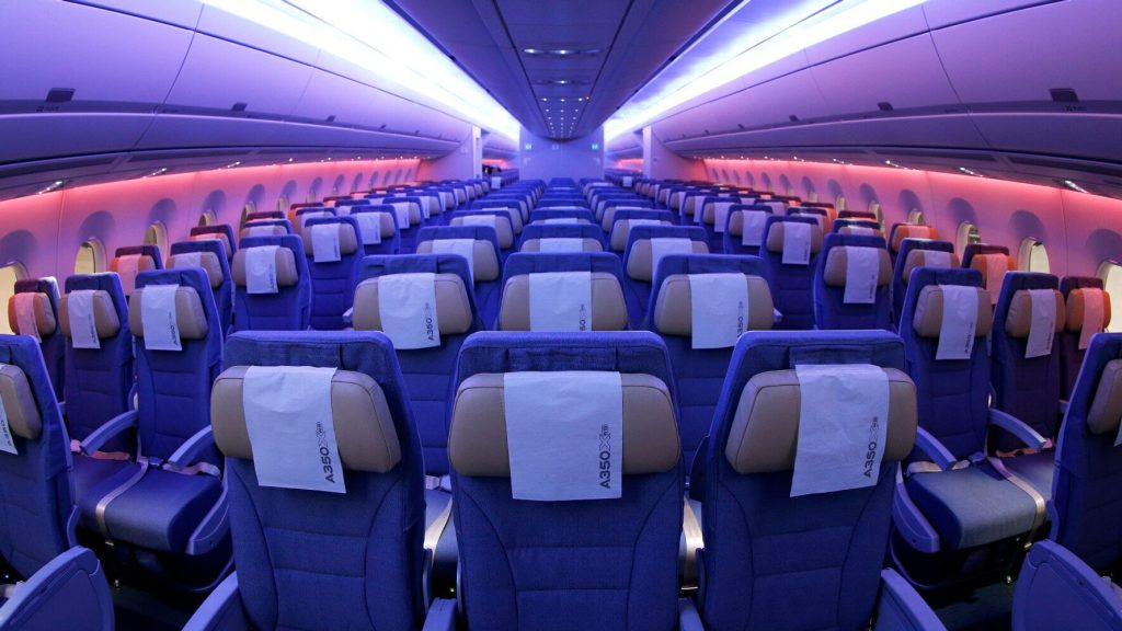 Έχεις αναρωτηθεί ποτέ; – Γιατί χαμηλώνουν τα φώτα στο αεροπλάνο όταν απογειώνεται ή προσγειώνεται;