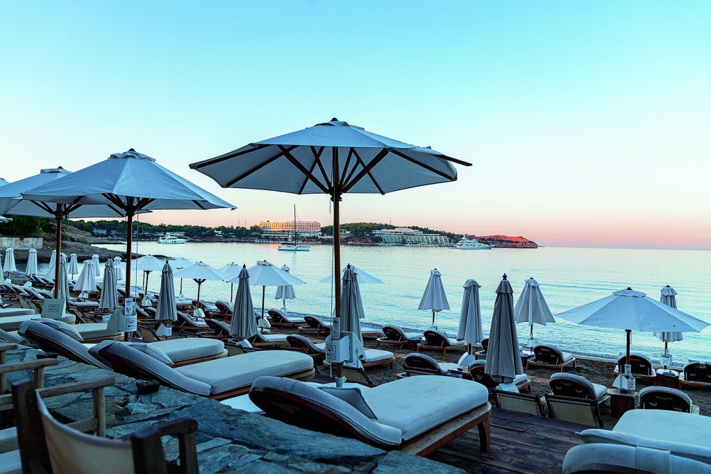 Ρόδος: Γνωστό beach bar έκανε επέκταση στην παραλία ενώ δεν είχε καν άδεια λειτουργείας