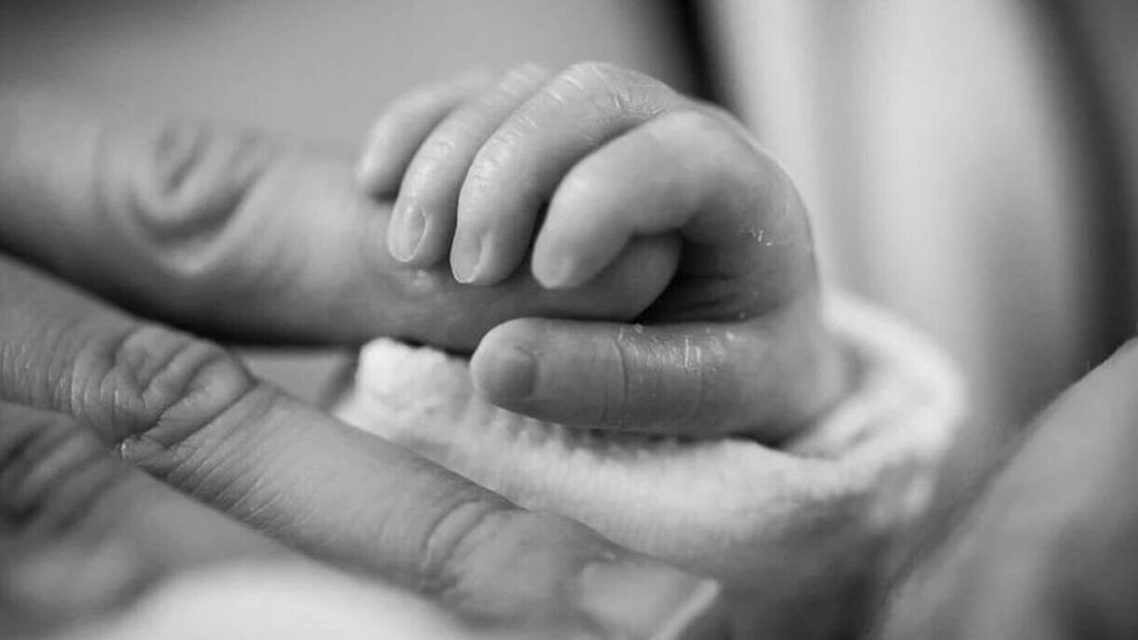 Νέο σοκ με νεκρό βρέφος 10 μηνών στην Αχαΐα: Εντοπίστηκε χωρίς τις αισθήσεις του από τον πατριό του