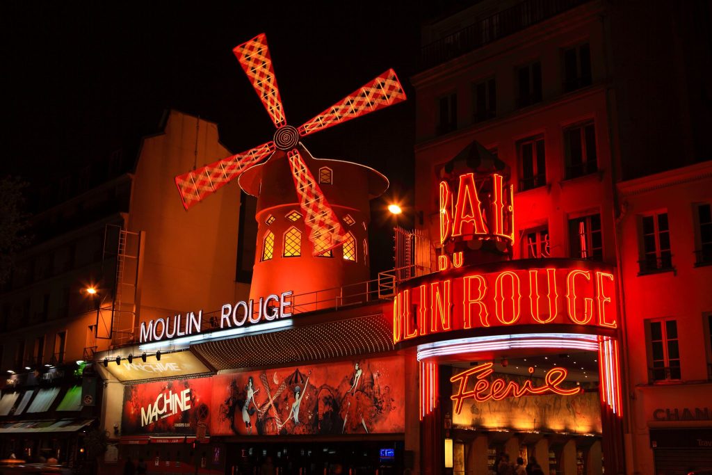 Γαλλία: «Κόπηκε» σόου στο «Moulin Rouge» με ερπετά και μια…. γυμνή χορεύτρια (βίντεο)