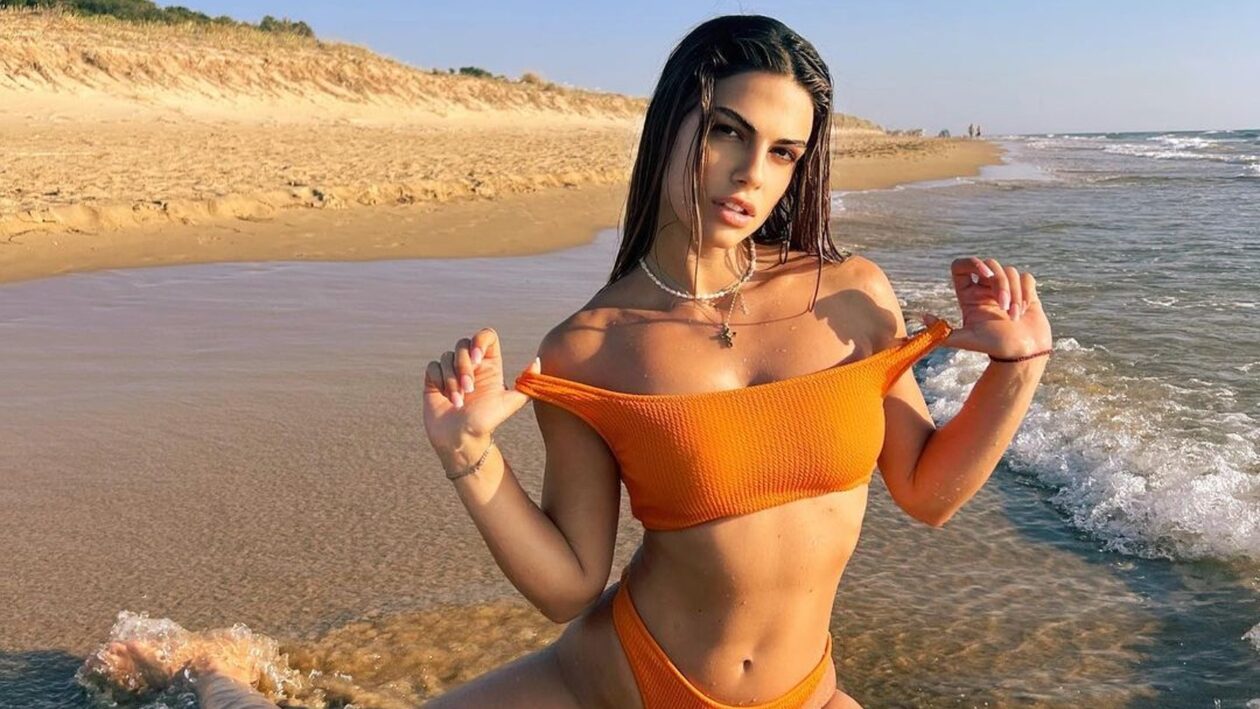 Η Χριστίνα Κεφαλά ποζάρει με μαγιό και μας… «ζαλίζει» με τις καμπύλες της (φωτο)