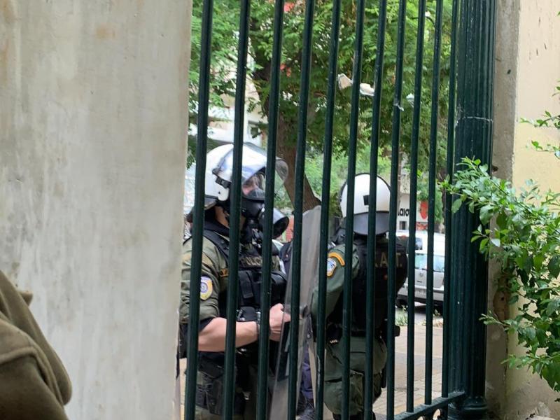 ΜΑΤ έχουν περικυκλώσει το χώρο του Πολυτεχνείου – Δεν επιτρέπουν την είσοδο σε φοιτητές (φωτό)