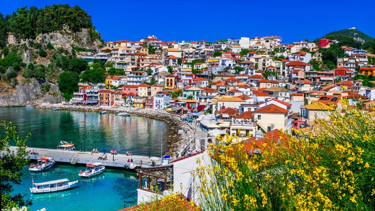 Τέσσερις προορισμοί στην ηπειρωτική Ελλάδα που θυμίζουν νησί – Ιδανικοί για αυτή την εποχή