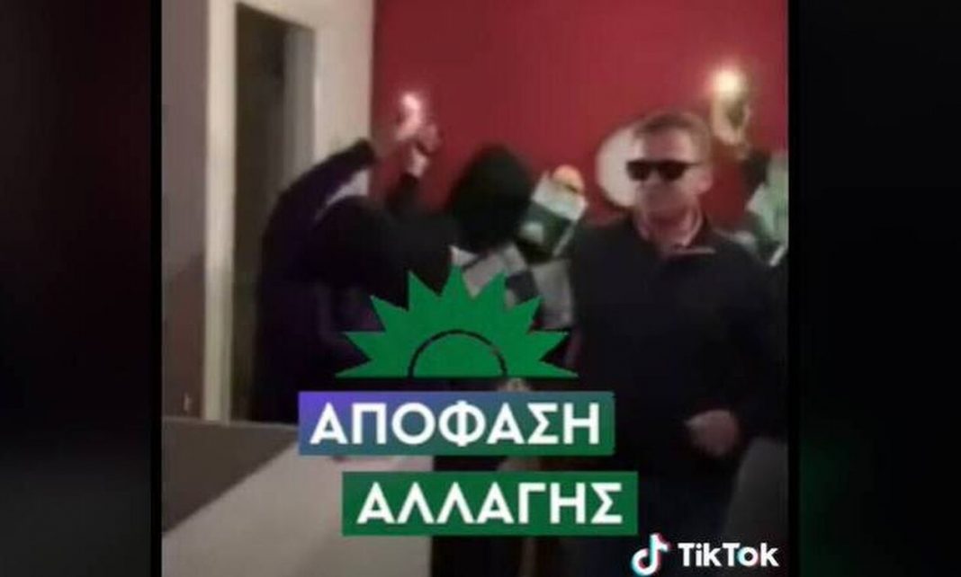 Υποψήφιος του ΠΑΣΟΚ εμφανίζεται σε προεκλογικό σποτ σαν άλλος… τράπερ – «Ποιος είναι gangsta» (βίντεο)