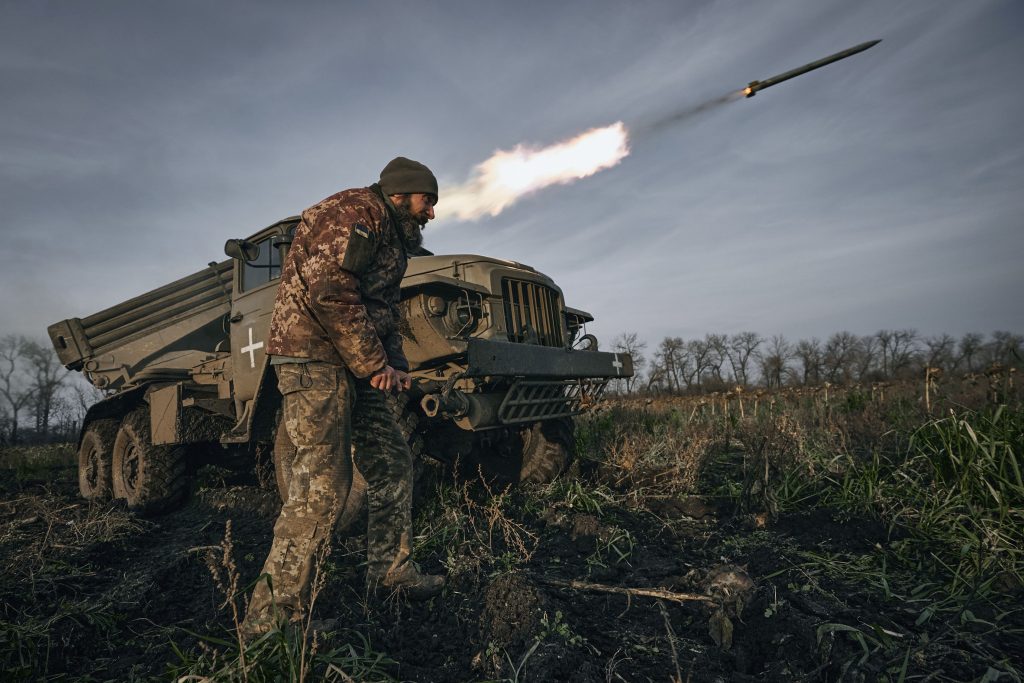 Το Κίεβο ισχυρίζεται ότι οι ουκρανικές δυνάμεις προωθούνται από δύο διαφορετικές κατευθύνσεις στο Μπακχμούτ