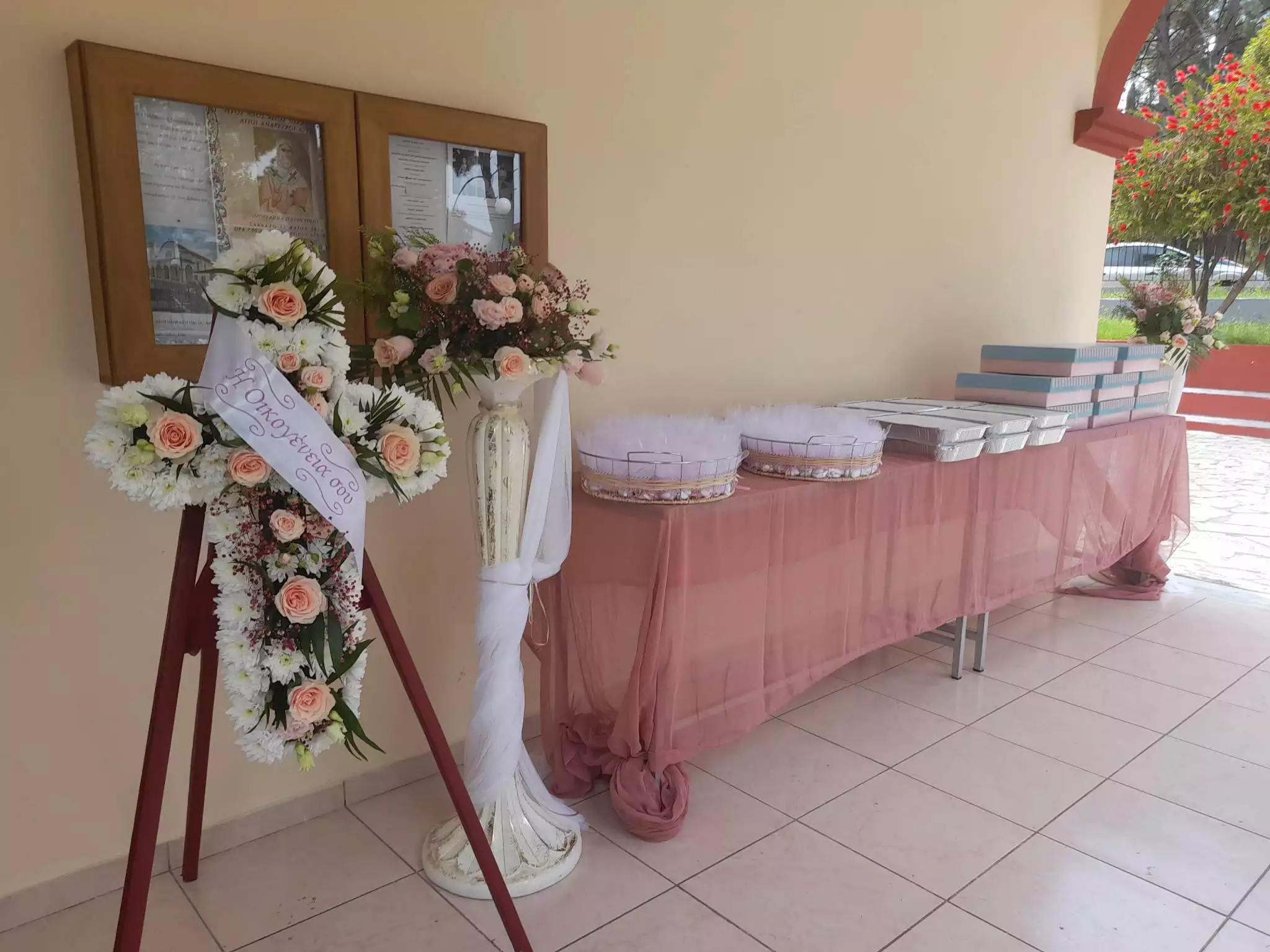 Άρτα: Μπομπονιέρες και γλυκά στην κηδεία του βρέφους που «έσβησε» στο αυτοκίνητο (φωτο)