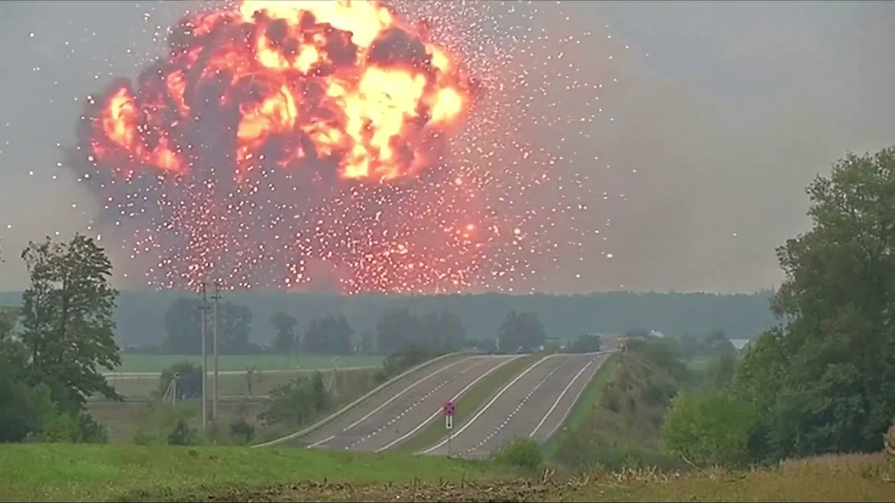 «Κόλαση» στην Κμελνίτσκα: Ρωσικοί πύραυλοι έπληξαν μεγάλη αποθήκη πυρομαχικών και οπλικών συστημάτων (βίντεο)