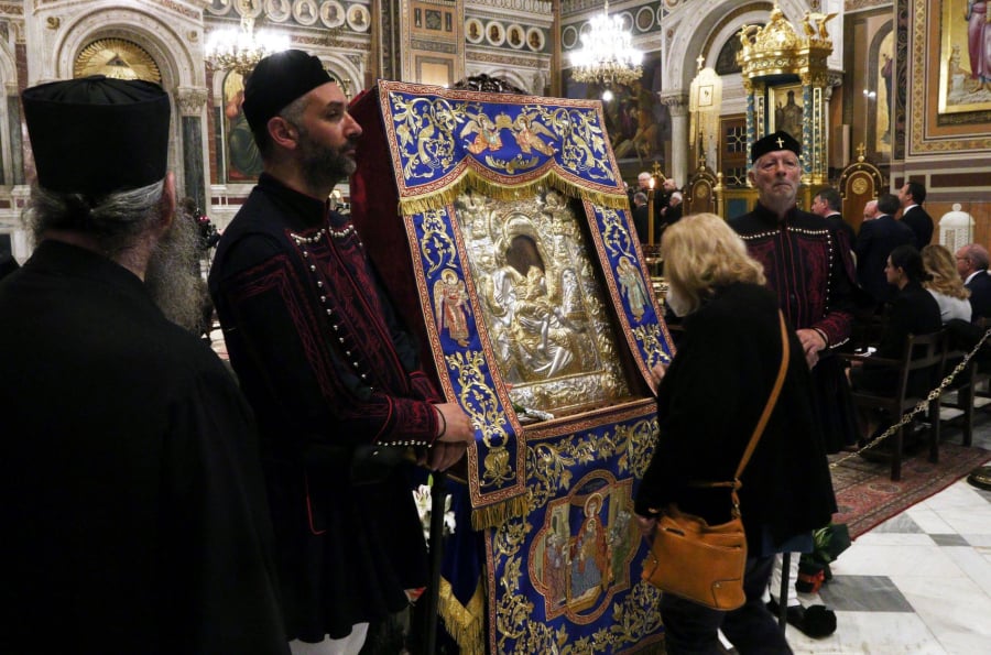 Παρατείνεται η παραμονή της εικόνας της Παναγίας «Άξιον Εστί» στη Μητρόπολη Αθηνών – Τεράστια η προσέλευση των πολιτών