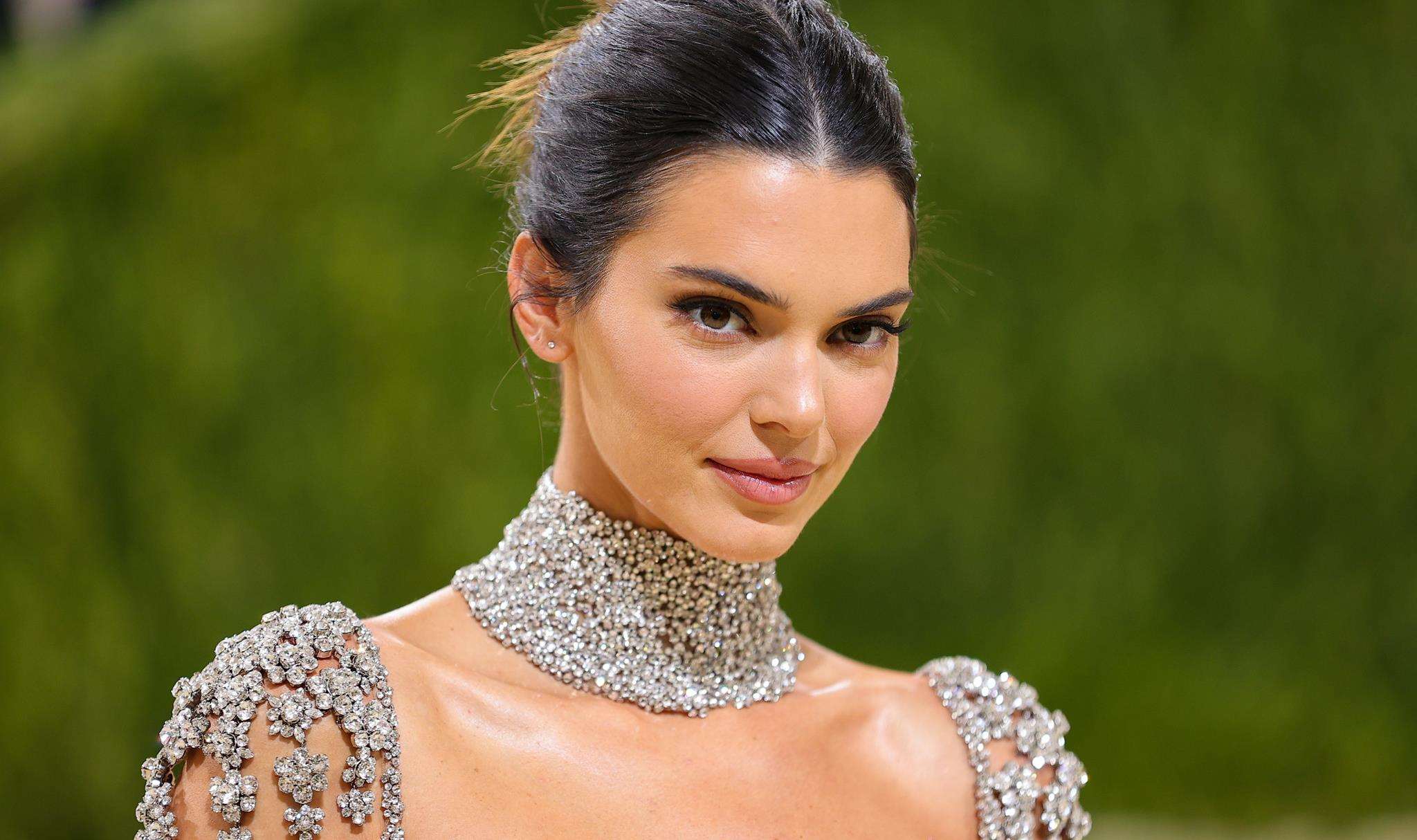 Η Kendall Jenner ποζάρει με μικροσκοπικό μπικίνι και προκαλεί «απανωτά εγκεφαλικά» (φώτο)
