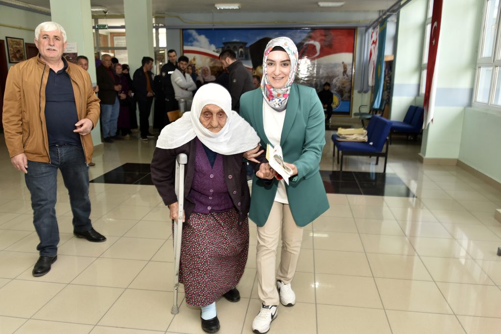 Γιαγιά 114 ετών ψήφισε στην Κωνσταντινούπολη: «Προσεύχομαι για τον Ρ.Τ.Ερντογάν» (φωτό-βίντεο)