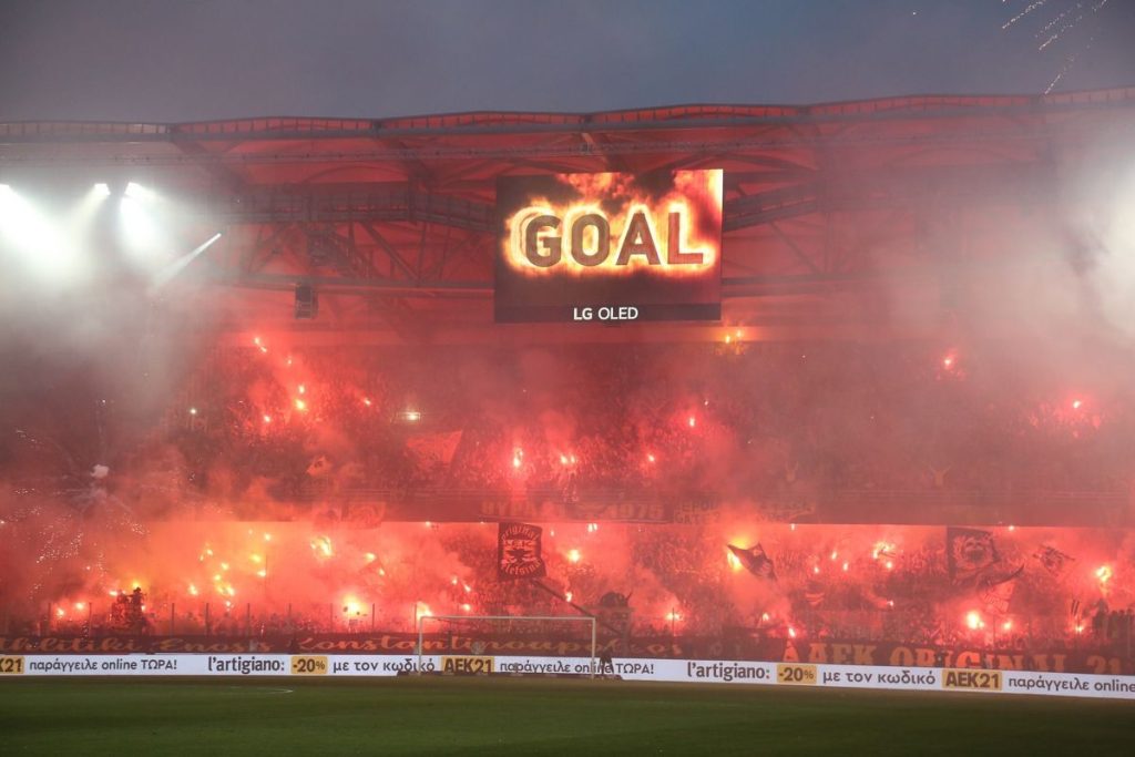 ΑΕΚ: Οπαδός έριξε φωτοβολίδα από το ένα πέταλο στο άλλο!