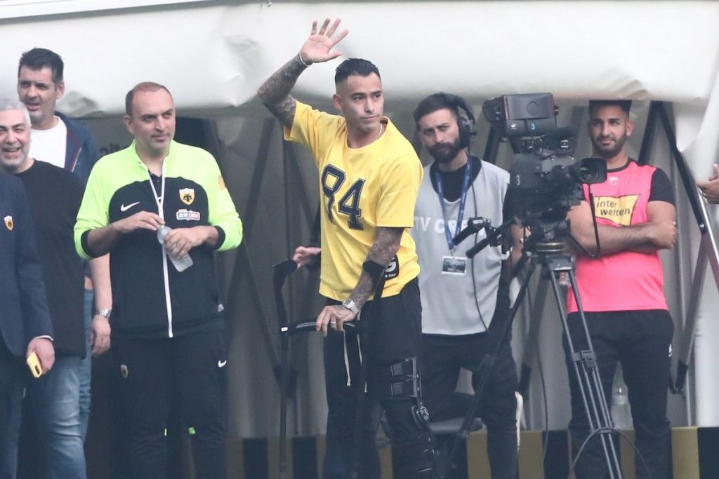 ΑΕΚ: Ο Σέρχιο Αραούχο μπήκε με πατερίτσες στην «OPAP Arena» και αποθεώθηκε (φωτό)