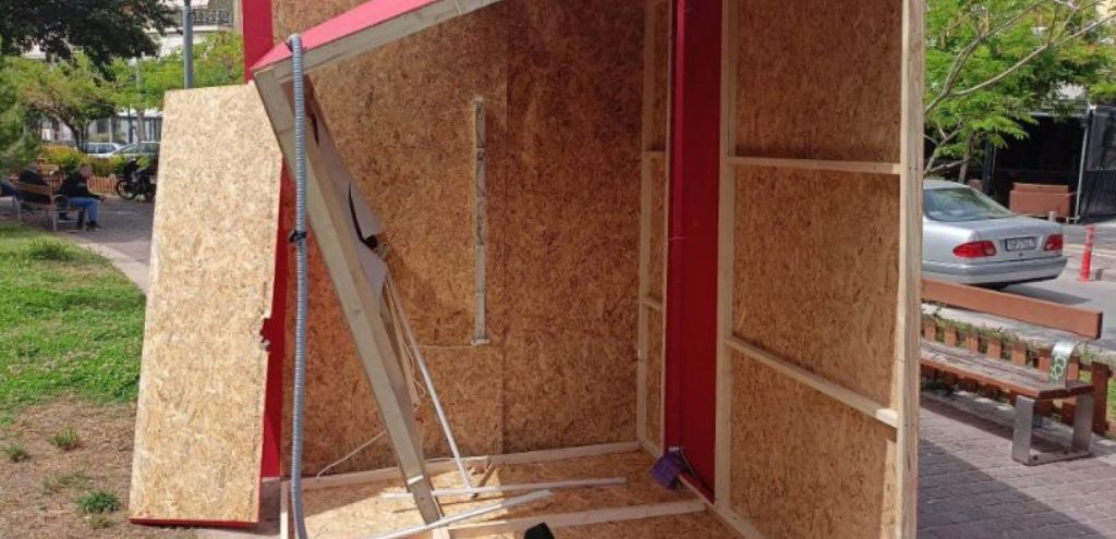 Ζωγράφου: Άγνωστος επιτέθηκε με τούβλα στο προεκλογικό περίπτερο του ΣΥΡΙΖΑ (φωτό)