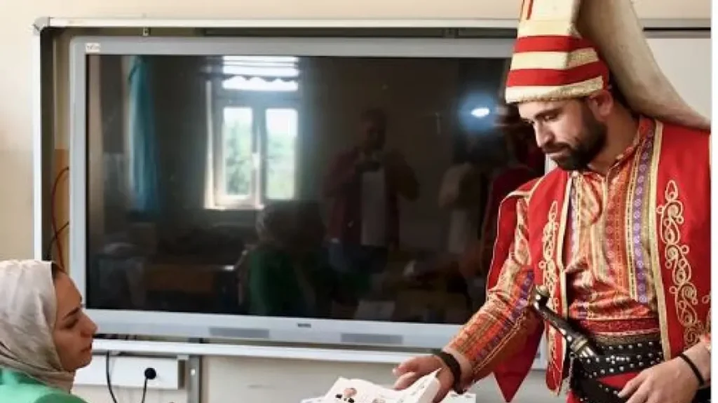 Τουρκία: Στις κάλπες ακόμα και με παραδοσιακές στολές οι πολίτες (βίντεο)