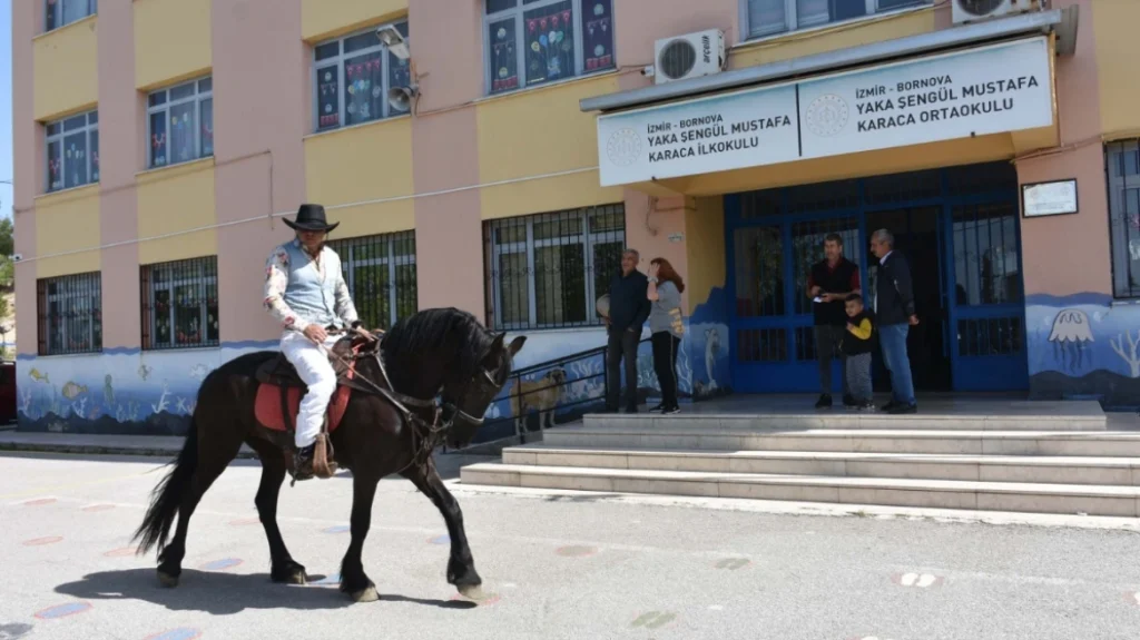 Έζησε τις κάλπες… αλλιώς: Τούρκος ψηφοφόρος πήγε στην κάλπη με άλογο και ντυμένος καουμπόι (φωτο)