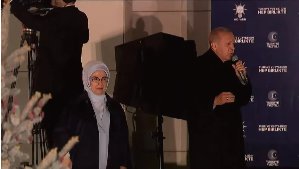 Τουρκία: Ο Ρ.Τ.Ερντογάν πανηγύρισε τραγουδώντας στο «μπαλκόνι της νίκης» (βίντεο)