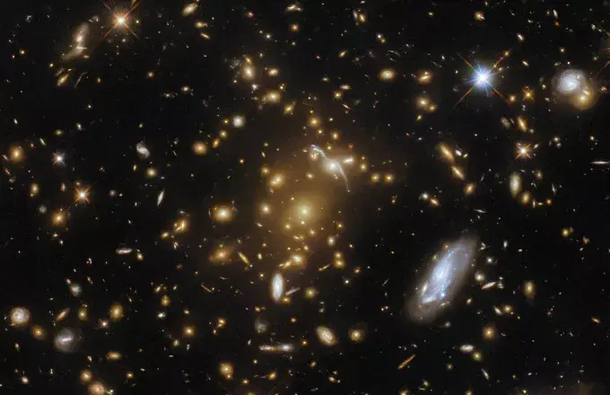 NASA: Η εντυπωσιακή φωτογραφία ενός σμήνους γαλαξιών με κάμψη φωτός που κατέγραψε το Hubble
