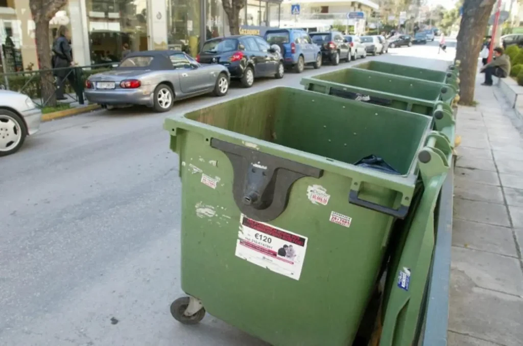 Λάρισα: Νεαροί πετούσαν… κάδους απορριμμάτων σε διερχόμενα αυτοκίνητα