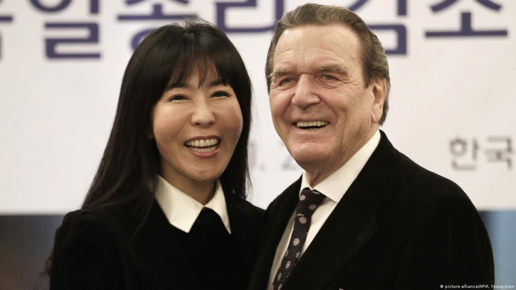 Απέλυσαν την σύζυγο του Γκέρχαρντ Σρέντερ γιατί πήγε καλεσμένη στη ρωσική πρεσβεία για την λήξη του Β’ΠΠ