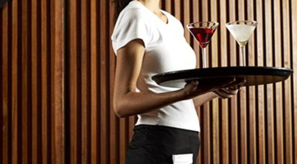 Πάτρα: Στον εισαγγελέα 48χρονος που εισέβαλε σε καφέ και πέταξε πέτρα στο κεφάλι σερβιτόρας