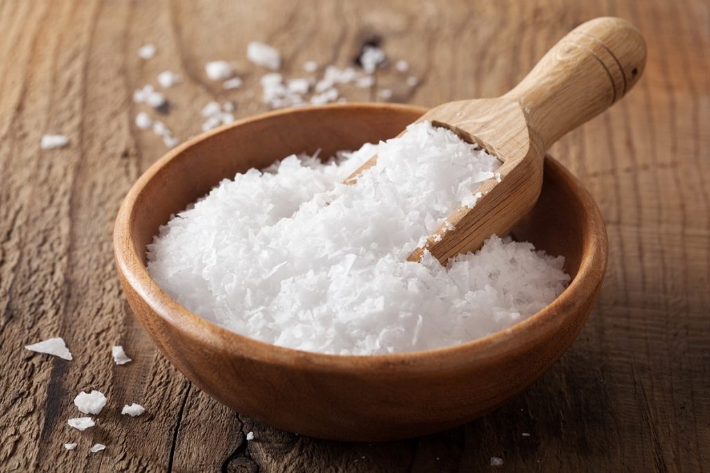 Τα τέσσερα σημάδια που «δείχνουν» ότι τρώτε πολύ αλάτι