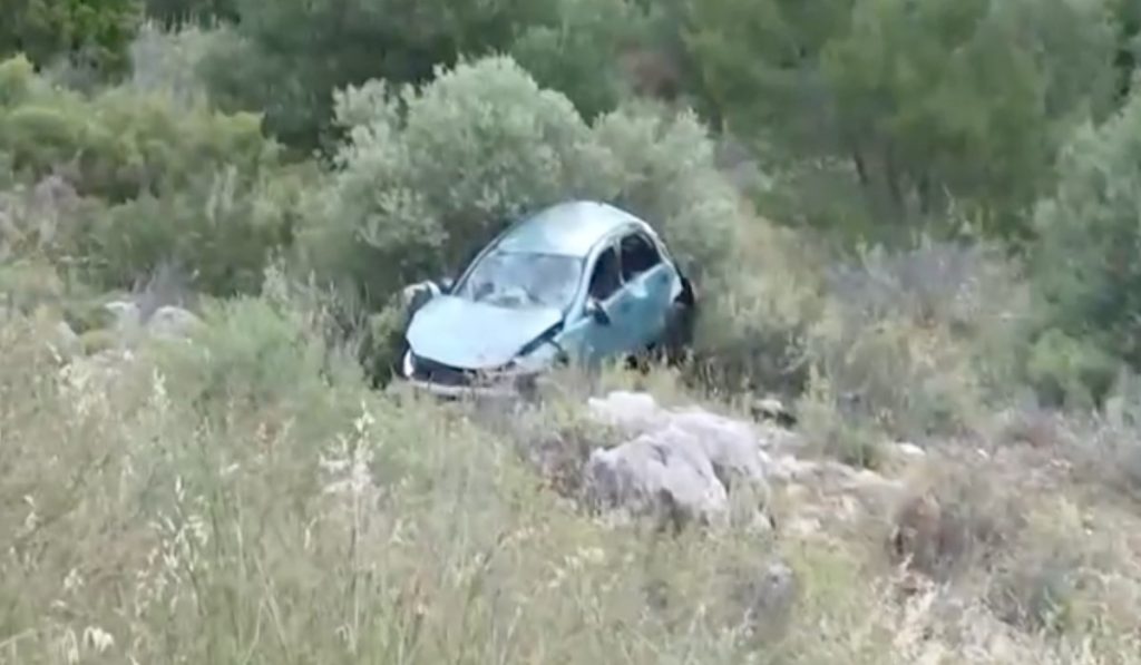 Σχιστό – Επιβάτης αυτοκινήτου: «Για να αποφύγουμε αλεπού χάσαμε τον έλεγχο και πέσαμε από το γκρεμό»