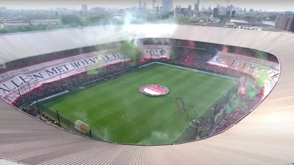 Ολλανδία: Oπαδοί της Φέγενορντ άνοιξαν γιγάντιο πανό 550μ. για τον 16ο τίτλο της ομάδας (βίντεο)